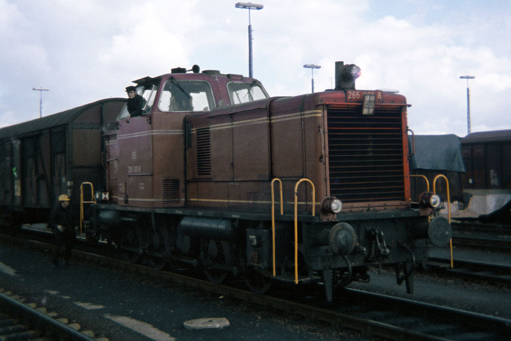 https://www.eisenbahnfotograf.de/datei/September 1972/880103 DB 265001 Puttgarden 23.9.1972.jpg